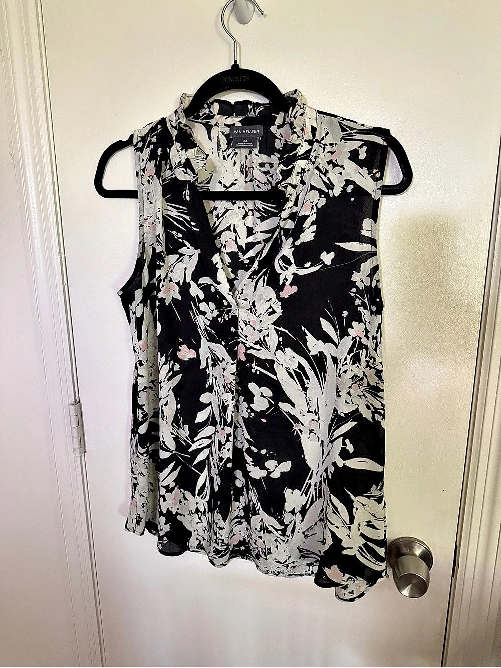 Van Heusen Floral Blouse in Black & White Size Medium Like New